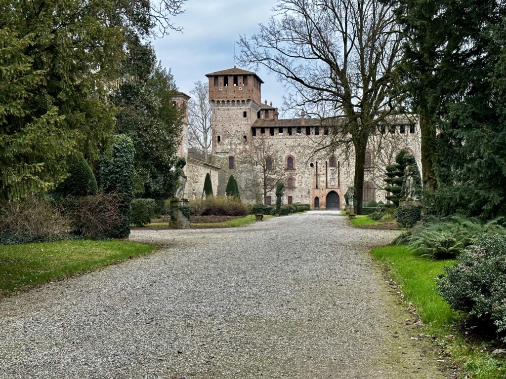 Grazzano Visconti: il borgo medievale nascosto dell'Emilia Romagna!