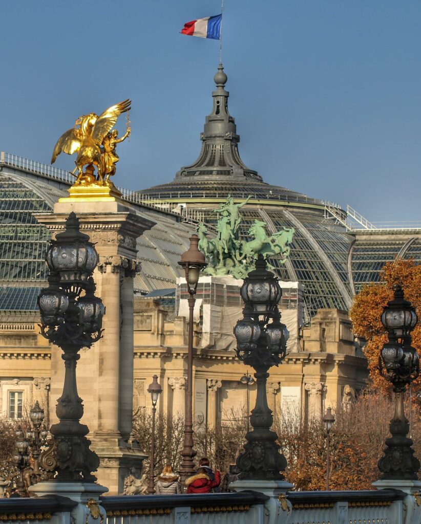 Champs-Élysées: Eleganza e shopping