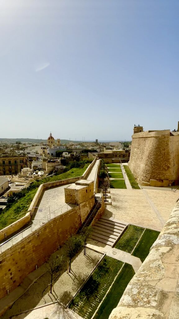 Se deciderete di visitare Gozo, vi consiglio di iniziare presto la giornata. Pianificate un itinerario che includa sia le attrazioni principali sia i luoghi meno conosciuti. Se potete, noleggiate un’auto o uno scooter: vi darà la libertà di esplorare senza fretta. E non dimenticate di portare una macchina fotografica: ogni angolo di questa isola merita di essere immortalato.